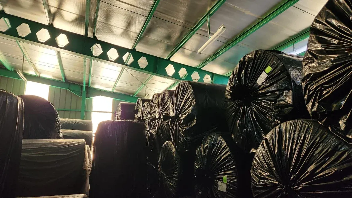 Busa rollan di gudang Densio